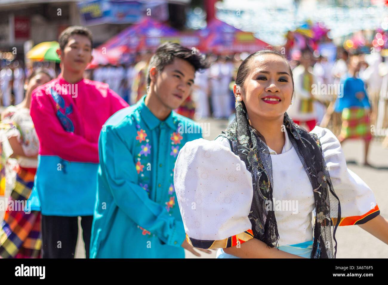 Bunte Straßentänzer in Kostümen während des Dinagyang Festivals in Iloilo, Philippinen, feiern Kultur, Hingabe und lokales Erbe Stockfoto