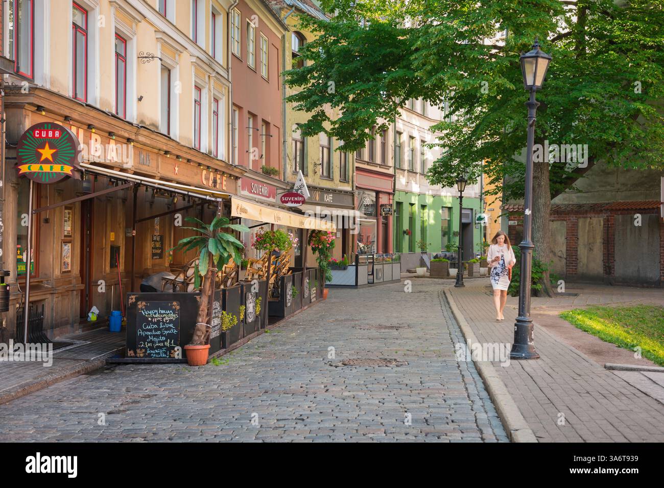 Rigaer Altstadt, Blick auf eine malerische Kopfsteinpflasterstraße im Zentrum der historischen Altstadt von Riga, Lettland. Stockfoto
