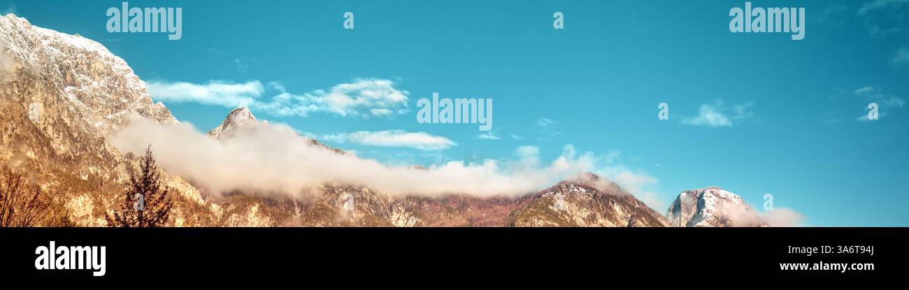 Bergrücken gegen den blauen Himmel. Rio Bianco State Reserve. Udine, Italien. Horizontales Banner Stockfoto