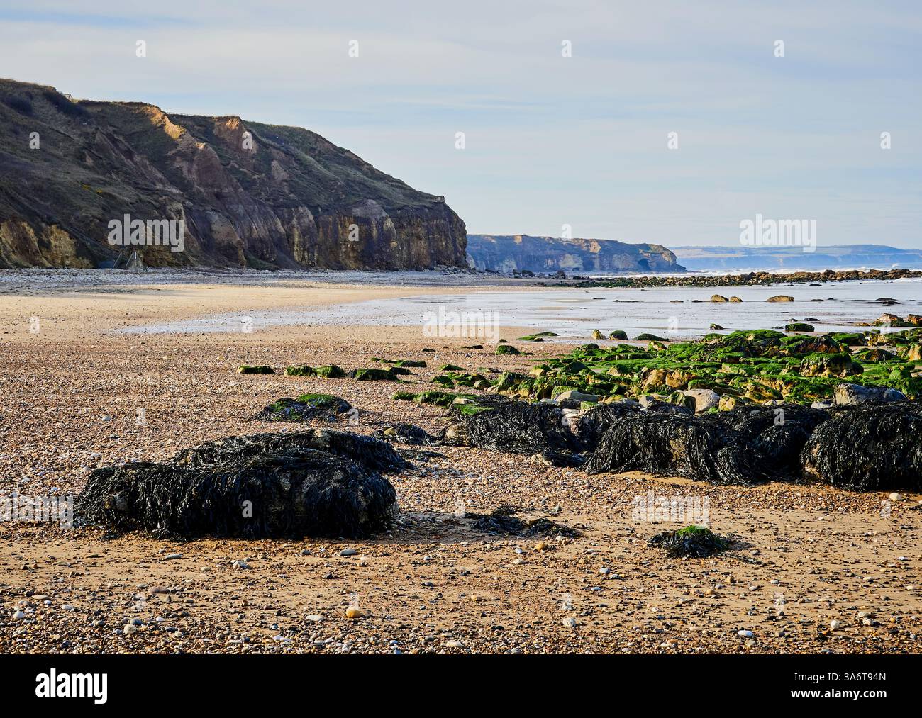 Blackhall Rocks Beach, Sand, Klippen, Himmel und Meer bei Ebbe. Stockfoto