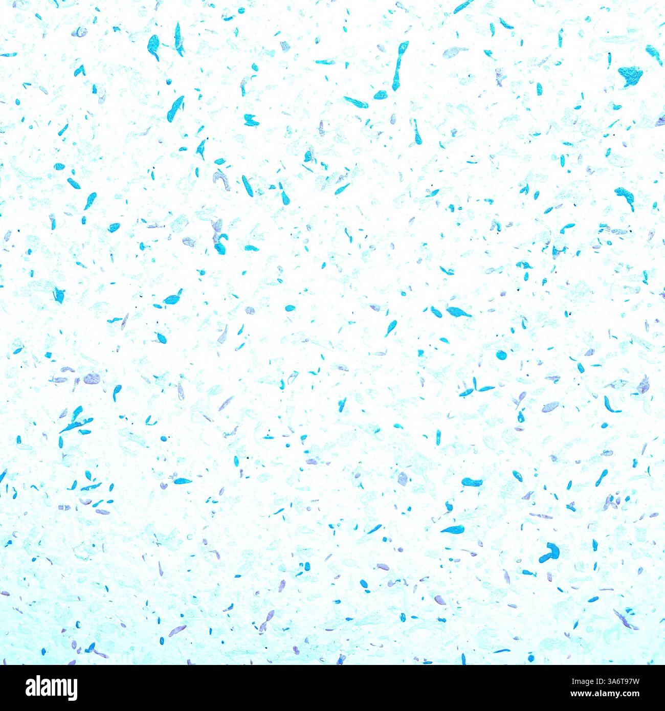 Eine strukturierte weiße Oberfläche mit verstreuten blauen und hellvioletten Flecken. Abstraktes Muster, weiche Pastelltöne, cooler, vom Winter inspirierter Look, schneebedeckt, frostig. Stockfoto