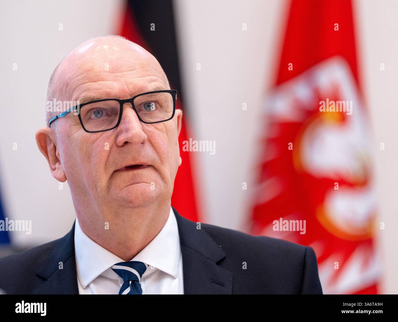 Potsdam, Deutschland. März 2025. Dietmar Woidke (SPD), Ministerpräsident von Brandenburg, vor Beginn der Sitzung des brandenburgischen landtags, in der er die Regierungserklärung abgeben wird. Quelle: Soeren Stache/dpa/Alamy Live News Stockfoto