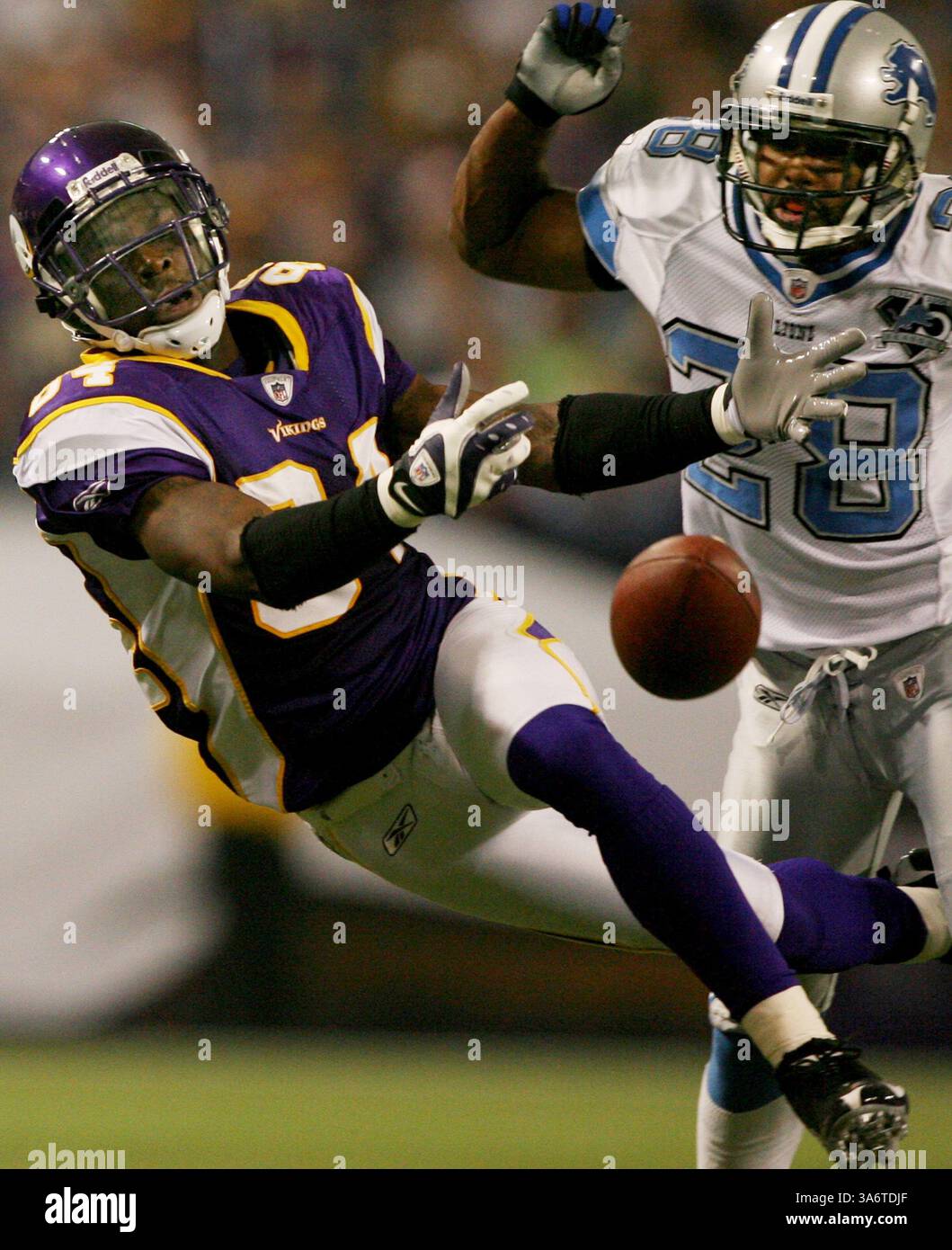 12. Oktober 2008: Detroit Lions Leigh Bodden wurde im vierten Quartal zur Passinterferenz auf dem Minnesota Vikings-Empfänger Aundrae Allison auf der 13-Yard-Linie gerufen. Die Vikings besiegten die Lions 12:10, am Sonntag, den 12. Oktober 2008, im Metrodome in Minneapolis, Minnesota. (Jerry Holt/Minneapolis Star Tribune/MCT) (Kreditbild: © Jerry Holt/MCT/ZUMAPRESS.com) Stockfoto