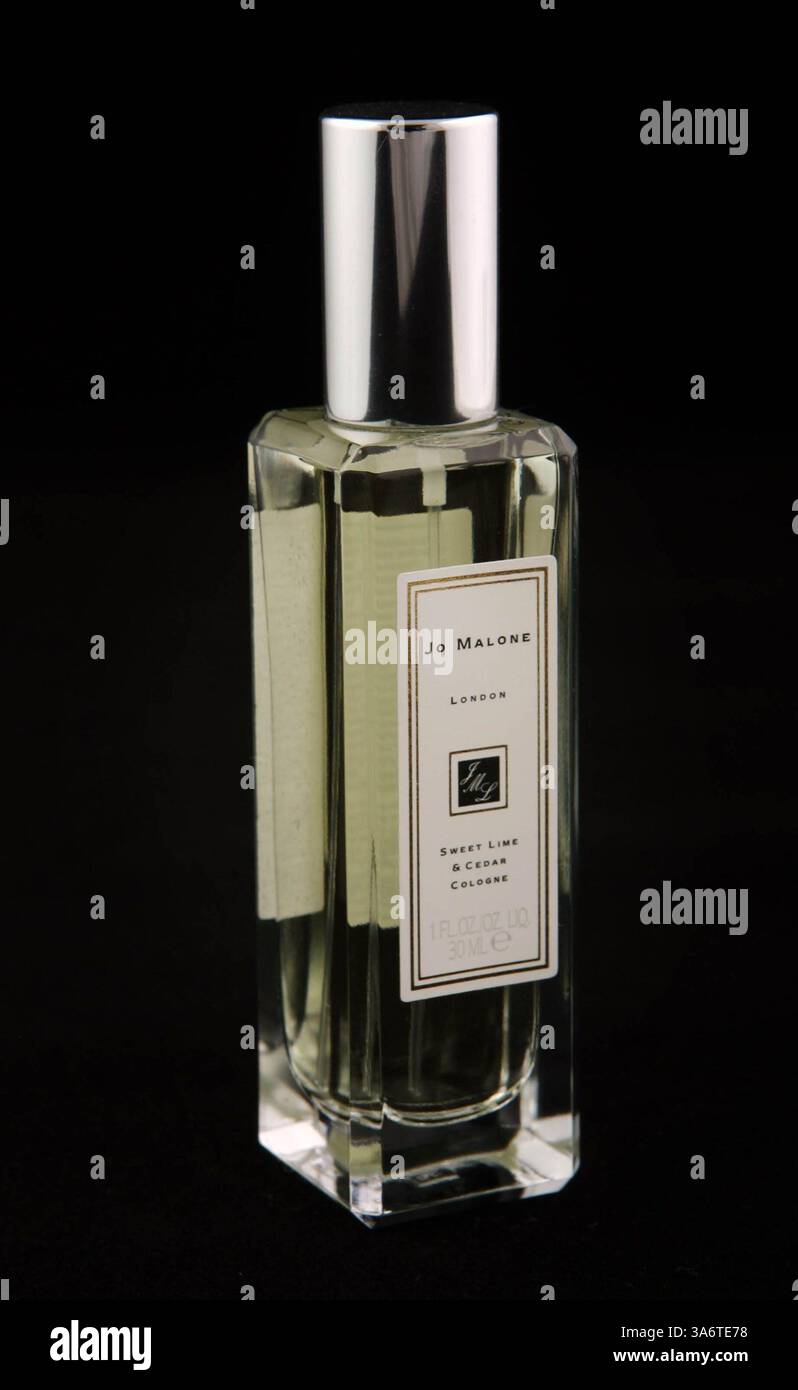 6. Oktober 2008 - Sweet Lime and Cedar Cologne von Jo Malone wurde von der thailändischen Küche inspiriert und kreiert eine Komposition aus Kaffir Limette, grüner Minze, Blutorange und Passionsfrucht, gemischt mit Noten von Zedernholz, Ambra und Tamarinde. Die Malone Duftlinie ist besonders bemerkenswert, um Kunden zu Alchemisten zu machen. Die einzelnen Duftstoffe stehen allein oder können in Schichten angeordnet werden, um eine noch exotischere, süßere und verführerische Tiefe zu erzielen. $55 bis $100 in der Saks Fifth Avenue, Neiman Marcus. (Erik M. Lunsford/St. Louis Post-Dispatch/MCT) (Kreditbild: © Erik M. Lunsford/MCT/ZUMAPRESS.com) Stockfoto