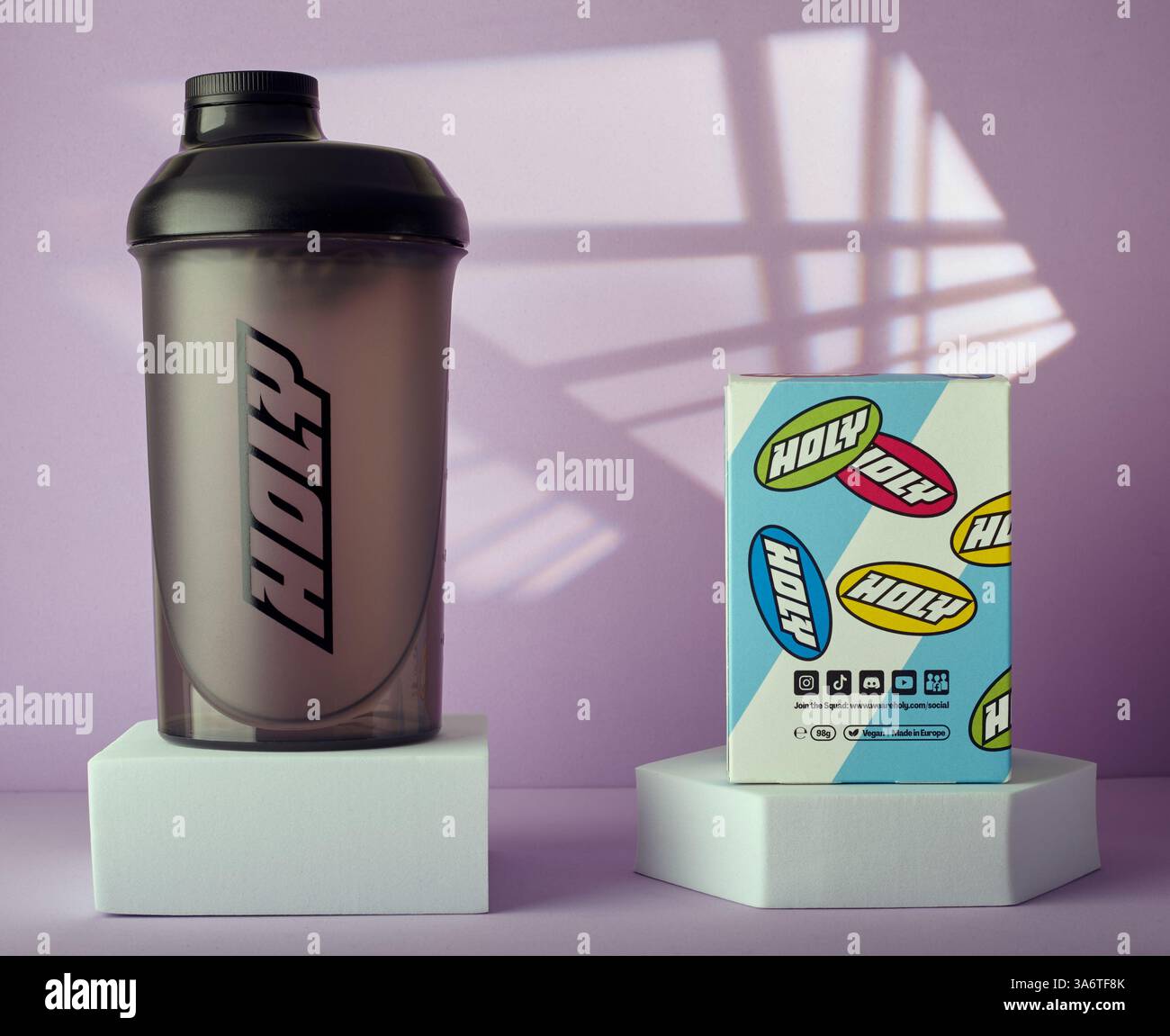 Mansfield, Nottingham, Vereinigtes Königreich, 26. März 2025: Studio-Produktbild von Holy Drinks Produkten. Stockfoto