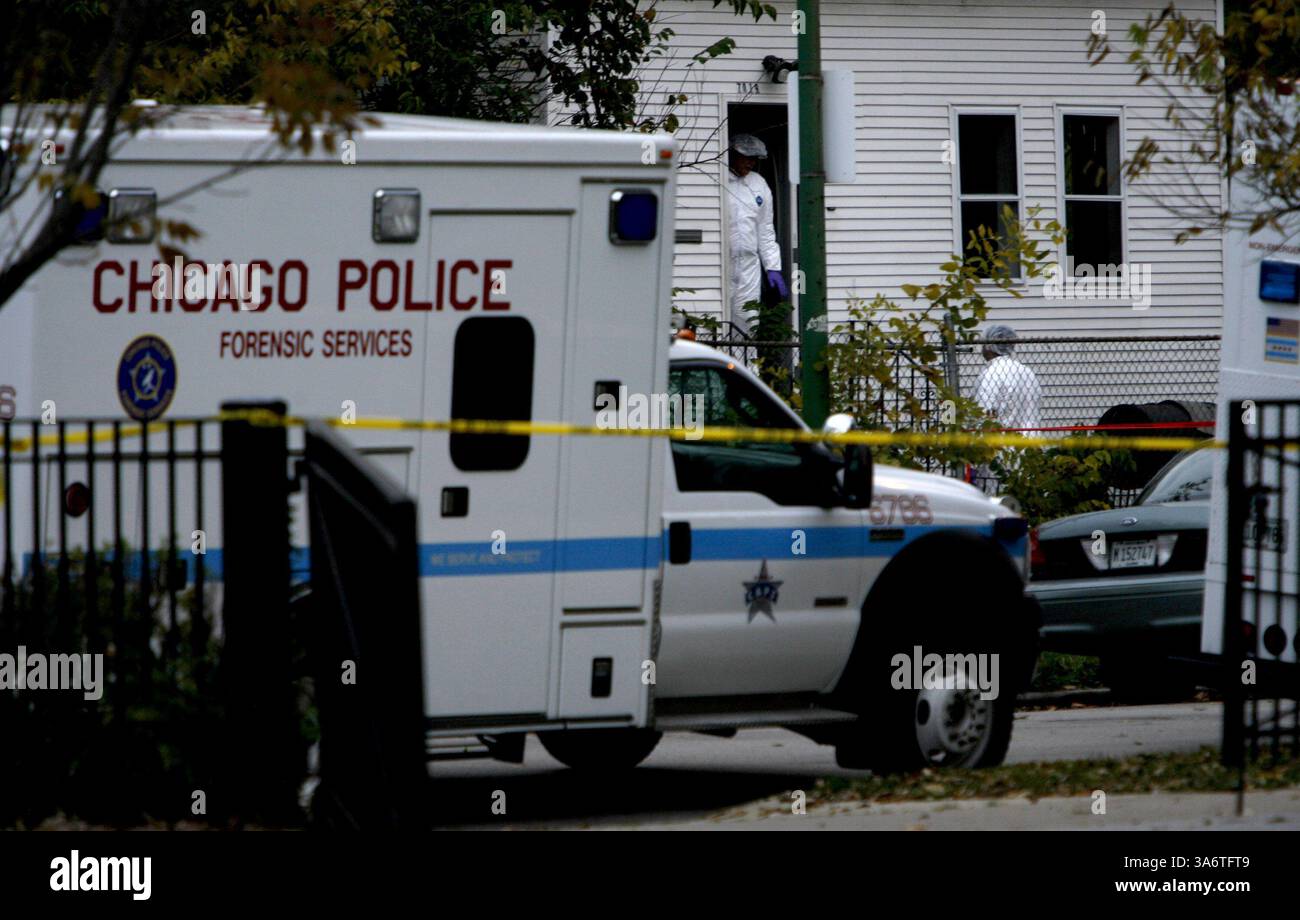24. Oktober 2008: Die Polizei von Chicago ermittelt am Freitag, den 24. Oktober 2008, in Chicago, Illinois. Die Mutter und der Bruder der Oscar-Preisträgerin Jennifer Hudson waren die beiden Menschen, die heute in einem Haus in der South Side ermordet wurden. (Abel Uribe/Chicago Tribune/MCT) (Kreditbild: © Abel Uribe/MCT/ZUMAPRESS.com) Stockfoto