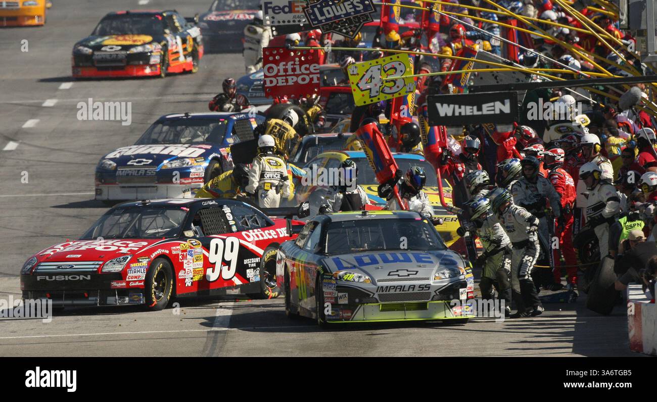 27. Oktober 2008: Der NASCAR-Fahrer Carl Edwards fährt auf die Rennstrecke, als Jimmie Johnsons Wagen während des ersten Boxenstopps im PEP Boys Auto 500 auf dem Atlanta Motor Speedway in Hampton, Georgia, am Sonntag, den 26. Oktober 2008 gewartet wird. (Johnny Crawford/Atlanta Journal-Constitution/MCT) (Kreditbild: © Johnny Crawford/MCT/ZUMAPRESS.com) Stockfoto