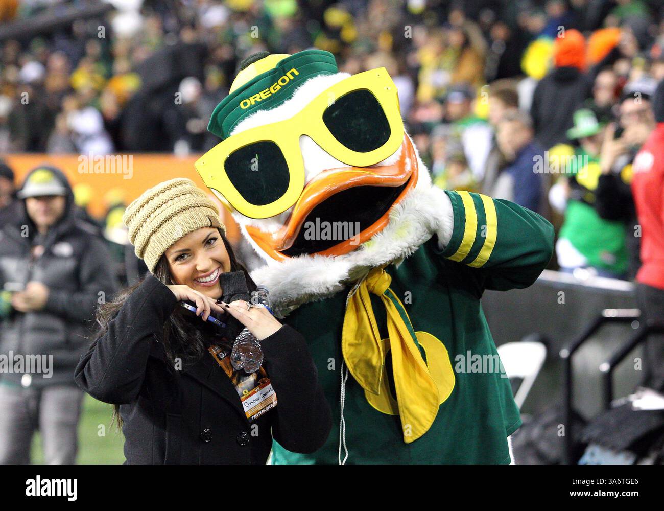 29. November 2014: Die Oregon Duck kuschelt sich mit einem Reporter von Comcast Sportnet zusammen, bevor 2014 der Bürgerkrieg zwischen den Ducks und den Oregon State Beavers im Reser Stadium, Corvallis, OR (Credit Image: © Larry C. Lawson/Cal Sport Media/ZUMAPRESS.com) begann. Stockfoto