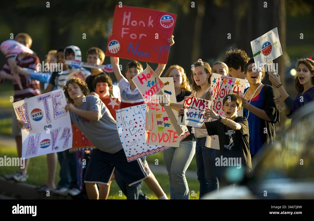 3. November 2008: Schüler der siebten und achten Klasse des Civics Clubs „Democracy in Action“ haben den Namen ihres Clubs in Aktion gesetzt, indem sie vorbeifahrende Autofahrer dazu anflehten, am Montag, den 3. November 2008 an der Indian Hills Middle School in Prairie Village, Kansas, zu wählen. (David Eulitt/Kansas City Star/MCT) (Bild: © David Eulitt/MCT/ZUMAPRESS.com) Stockfoto