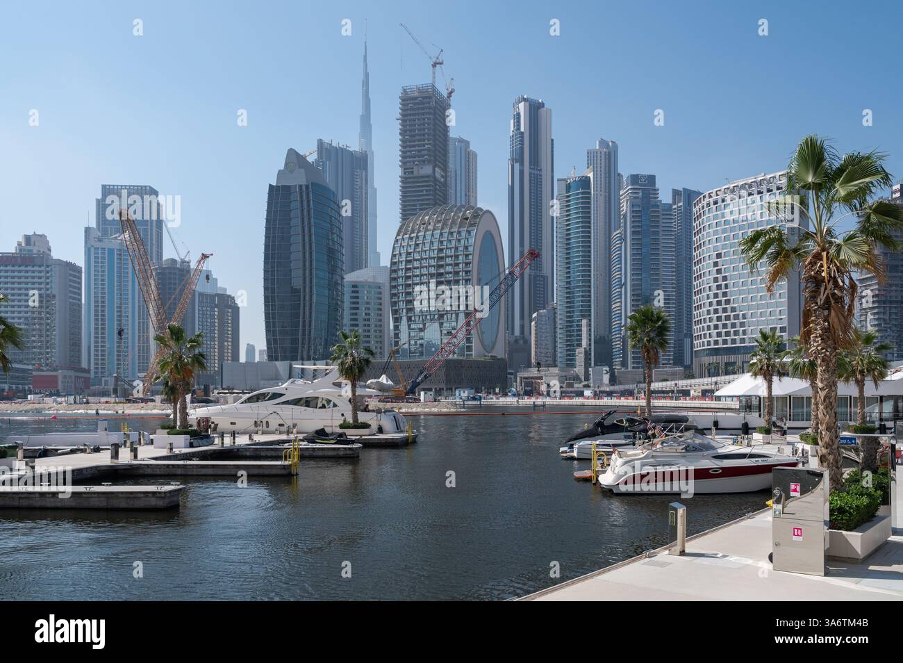 18.03.2025, Dubai, Vereinigte Arabische Emirate, Asien - Motoryachten entlang des Al Jadaf Dubai Canal mit der modernen Skyline der Stadt im Hintergrund. Stockfoto