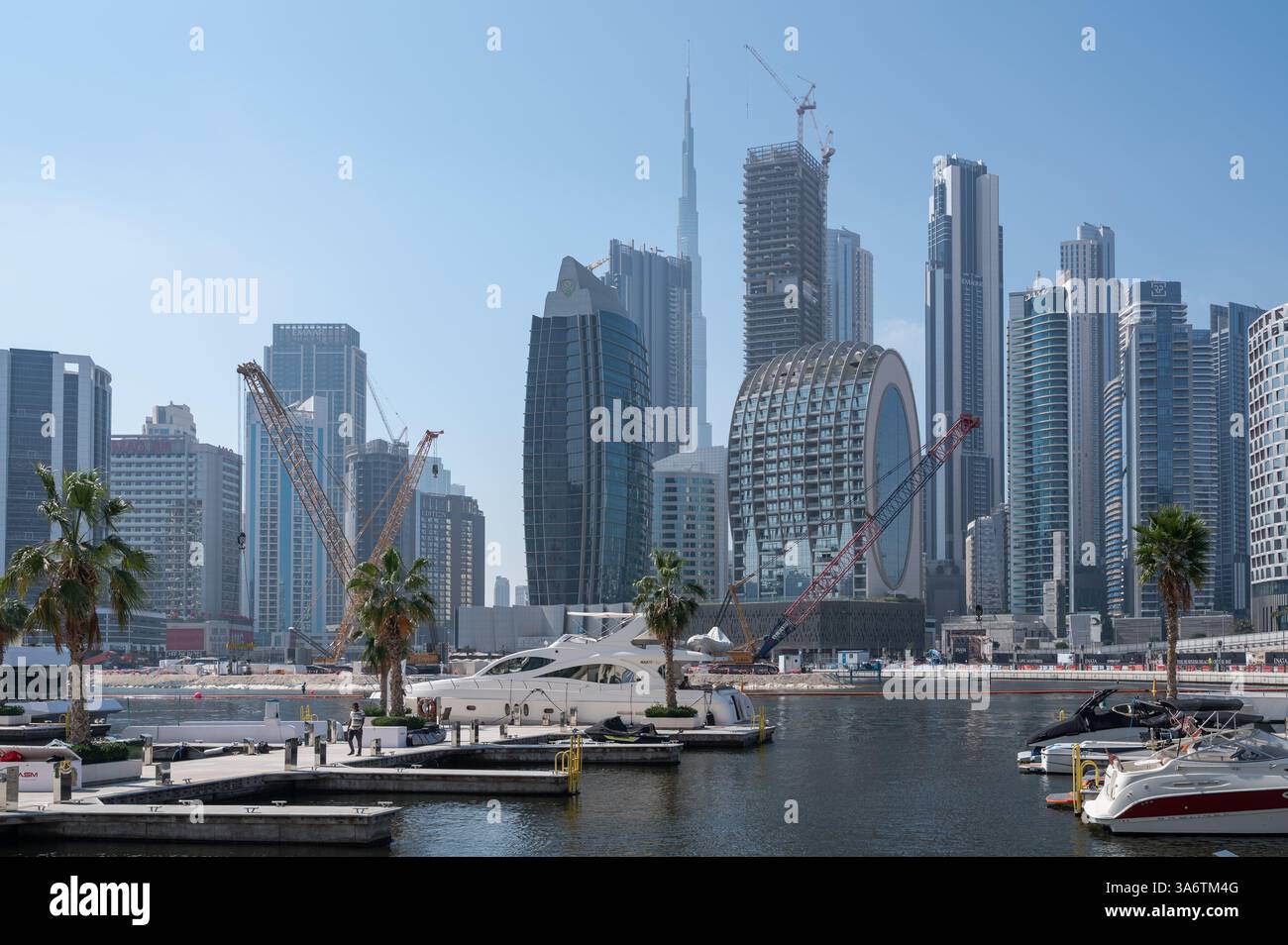 18.03.2025, Dubai, Vereinigte Arabische Emirate, Asien - Motoryachten entlang des Al Jadaf Dubai Canal mit der modernen Skyline der Stadt im Hintergrund. Stockfoto
