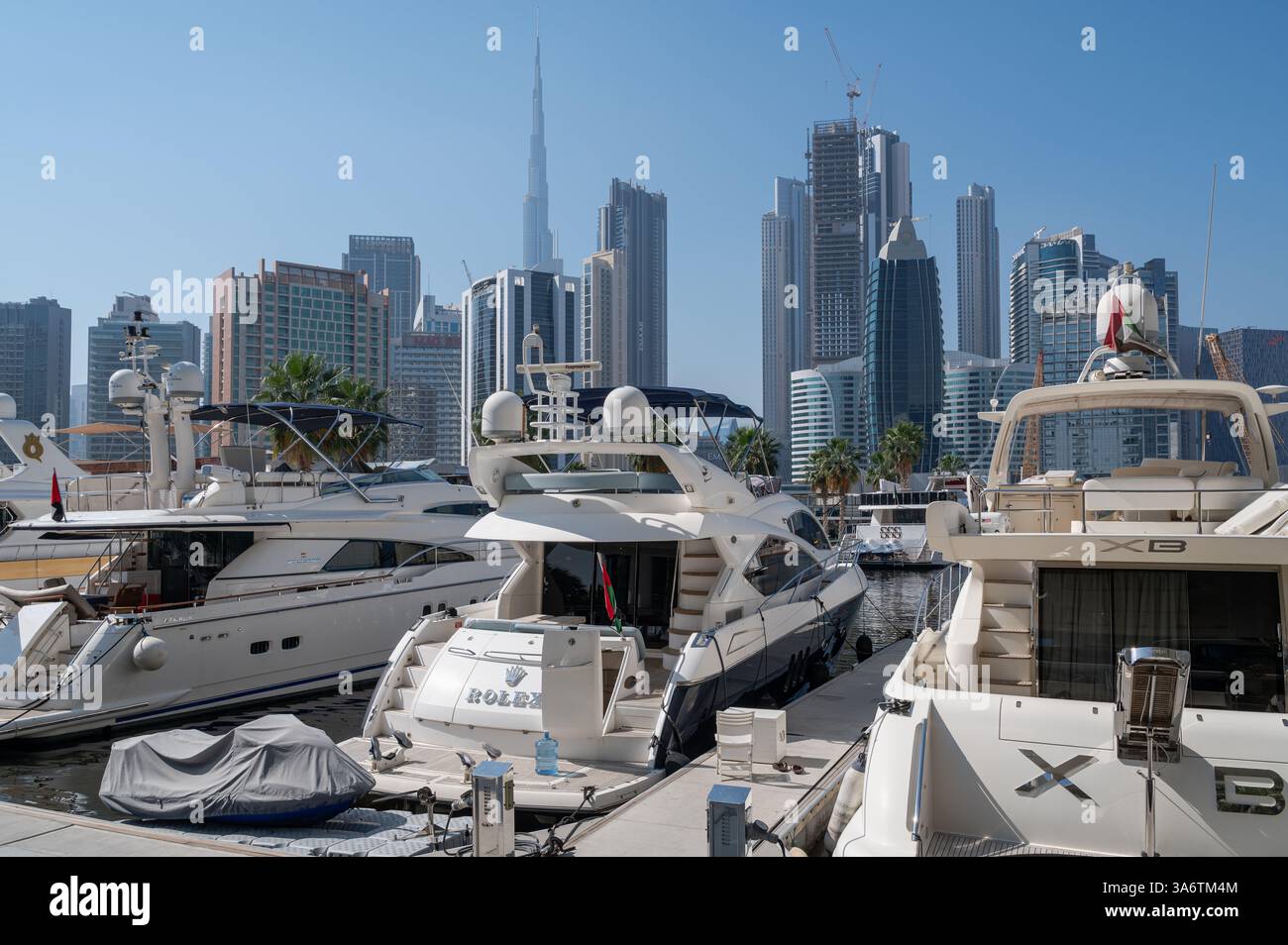 18.03.2025, Dubai, Vereinigte Arabische Emirate, Asien - Motoryachten entlang des Al Jadaf Dubai Canal mit der modernen Skyline der Stadt im Hintergrund. Stockfoto
