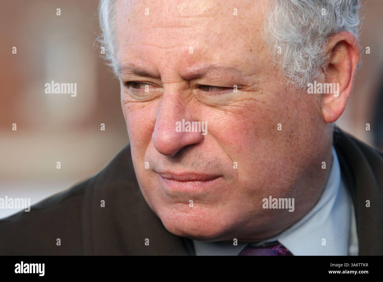 10. Dezember 2008 – Illinois Lt. Gouverneur Patrick Quinn spricht bei seiner Ankunft mit der Presse, um den Boden für die Fisher House-Anlage auf dem Gelände des Edward Hines Jr. zu brechen VA Hospital in Maywood, Illinois, Mittwoch, 10. Dezember 2008. (Nancy Stone/Chicago Tribune/MCT) (Bild: © Nancy Stone/MCT/ZUMAPRESS.com) Stockfoto