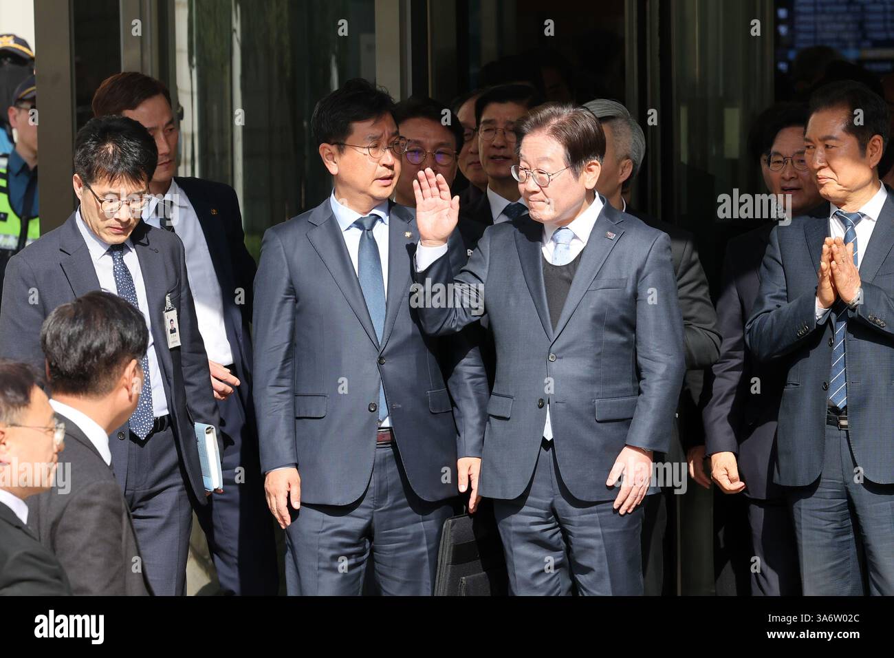 Seoul, Südkorea. März 2025. Lee Jae-myung winkt der Menge zu, nachdem er am 26. März 2025 von einem Berufungsgericht am Seoul High Court in Seoul, Südkorea, wegen Verletzung des Wahlgesetzes freigesprochen wurde. Der südkoreanische Oppositionsführer Lee Jae-myung wurde am Mittwoch von einem Berufungsgericht freigesprochen, was seine Position als Spitzenkandidat bei den nächsten Präsidentschaftswahlen festigte. Quelle: Xinhua/Alamy Live News Stockfoto