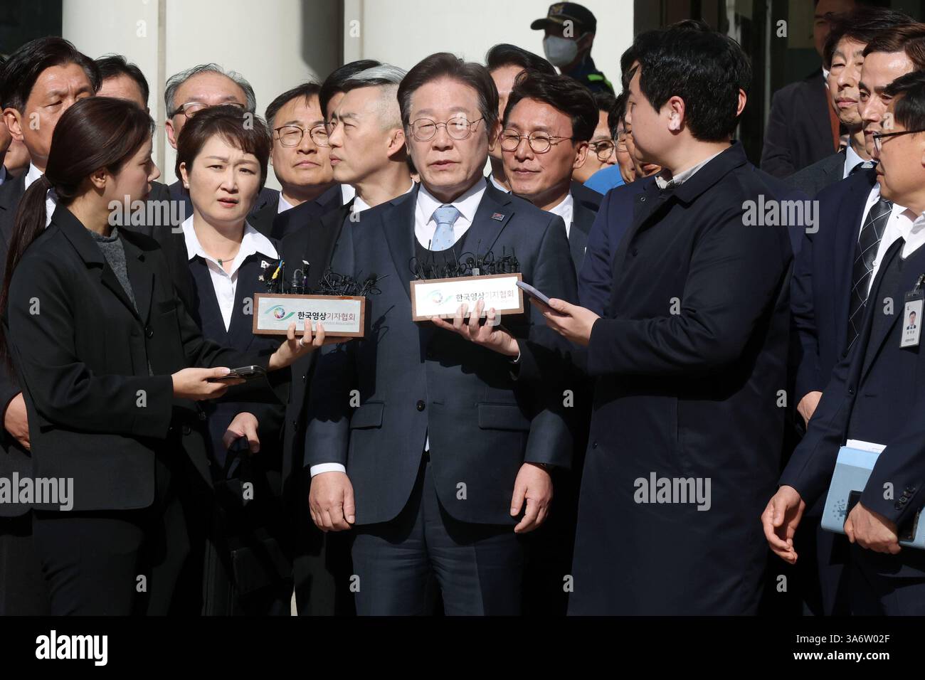 Seoul, Südkorea. März 2025. Lee Jae-myung (C) spricht, nachdem er am 26. März 2025 von einem Berufungsgericht am Seoul High Court in Seoul, Südkorea, wegen Verletzung des Wahlgesetzes freigesprochen wurde. Der südkoreanische Oppositionsführer Lee Jae-myung wurde am Mittwoch von einem Berufungsgericht freigesprochen, was seine Position als Spitzenkandidat bei den nächsten Präsidentschaftswahlen festigte. Quelle: Xinhua/Alamy Live News Stockfoto