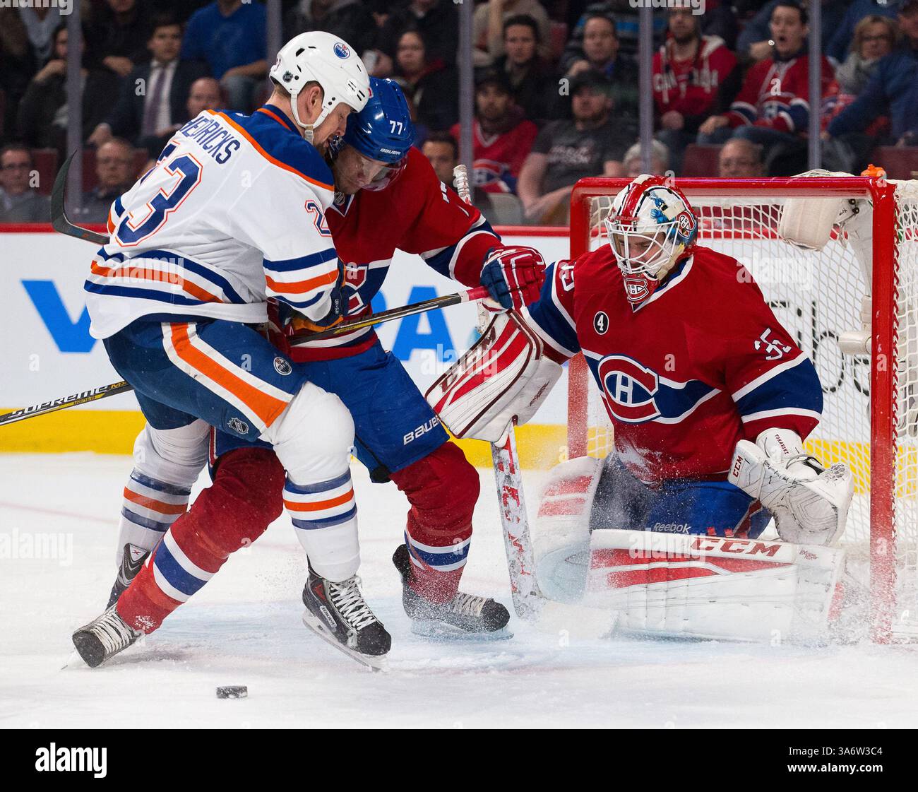 Am 12. FEBRUAR 2015 kämpfen Matt Hendricks #23 und Tom Gilbert #77 um den Puck vor Montreal Canadiens Torwart Dustin Tokarski #35 während eines NHL-Spiels zwischen den Edmonton Oilers und den Montreal Canadiens im Bell Centre in Montreal, Quebec, Kanada. Die Edmonton Oilers besiegten die Montreal Canadiens 4-3 in Überstunden. Philippe Bouchard/CSM(Bild: © Philippe Bouchard/Cal Sports Med/Cal Sport Media/ZUMAPRESS.com) Stockfoto