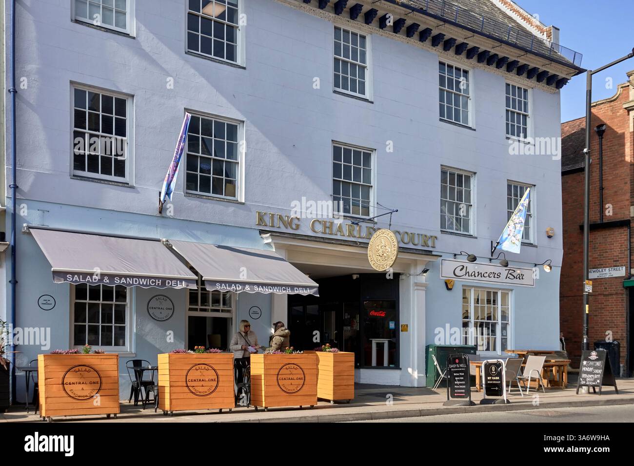 King Charles Court und Chancers Bar, Vine Street, Evesham, Wychavon, Worcestershire, England, Großbritannien Stockfoto
