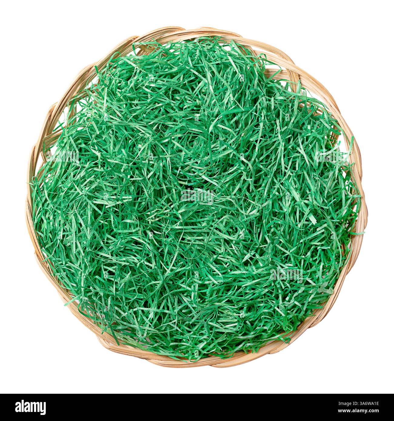 Papier Ostergras in einem Korb, von oben. Grün faltiger Fetzen zum Füllen und Dekorieren, in Form eines Nestes angeordnet. Stockfoto