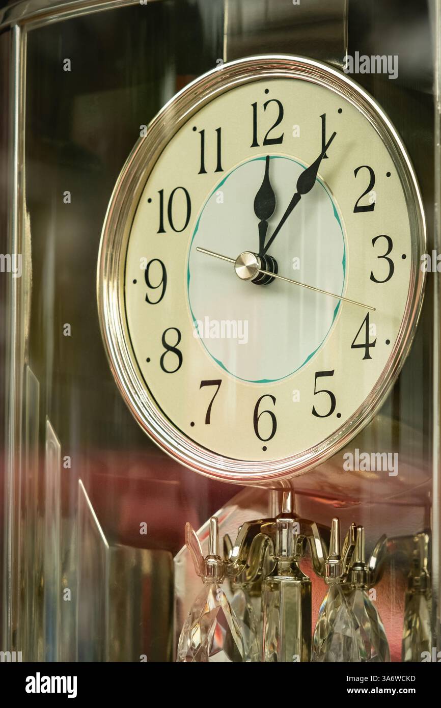 Nahaufnahme Vintage Tischuhr ohne Alarm auf einem Tisch. Blick durch das Fenster Antike Uhr im Retro-Stil. Die alte Uhr. Niemand, selektiver Fokus Stockfoto
