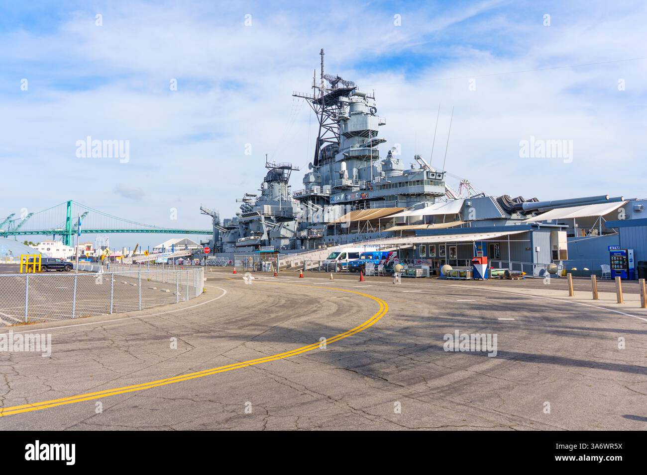 Los Angeles, Kalifornien - 25. Dezember 2024: Schlachtschiff USS Iowa BB-61 im Hafen von Los Angeles, Kalifornien, mit seiner massiven Struktur und Geschichte Stockfoto