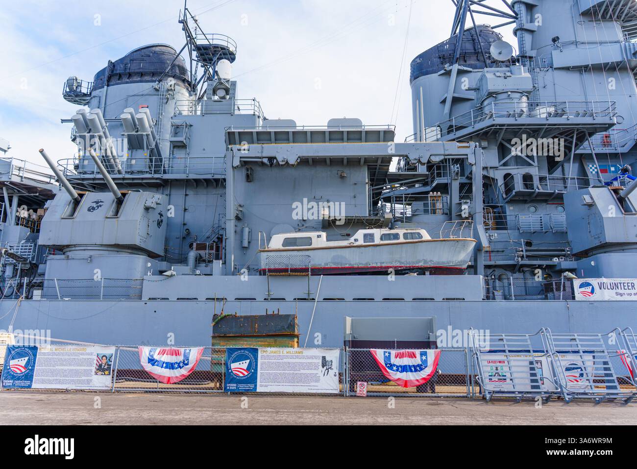 Los Angeles, Kalifornien - 25. Dezember 2024: Detaillierte Ansicht des Schlachtschiffs USS Iowa BB-61 in Los Angeles, mit seiner Marinearchitektur und seinem Hist Stockfoto