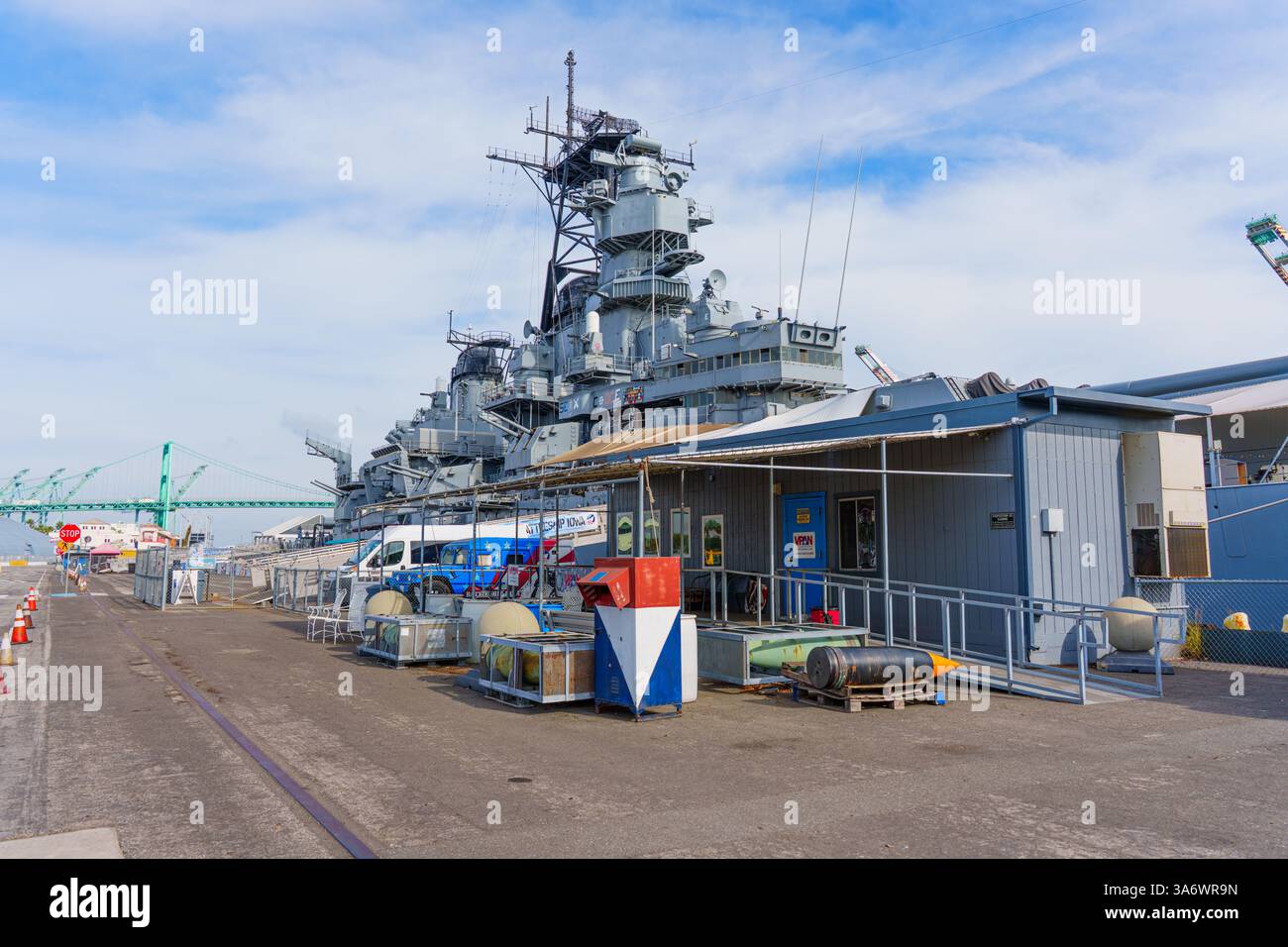 Los Angeles, Kalifornien - 25. Dezember 2024: Das Schlachtschiff USS Iowa BB-61 dockte im Hafen von Los Angeles an, mit detaillierten Strukturen und umgebenden Einrichtungen Stockfoto