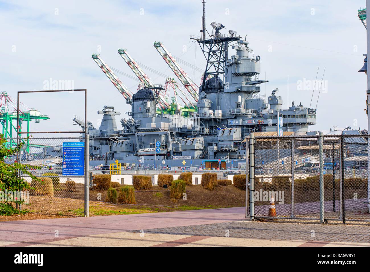 Los Angeles, Kalifornien - 25. Dezember 2024: Das Schlachtschiff USS Iowa BB-61 liegt im Hafen von Los Angeles, Kalifornien, umgeben von Kränen und Indu Stockfoto