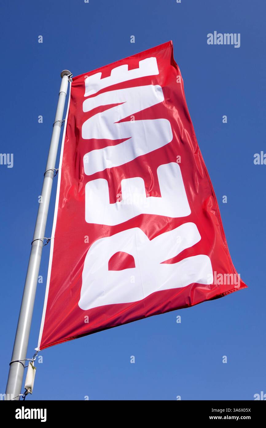 Fahne von Rewe Fahne von Rewe, 22.03.2025, Halle, Sachsen-Anhalt, eine Fahne steht vor einem Geschäft von Rewe. *** Flagge der Rewe, 22 03 2025, Halle, Sachsen-Anhalt, Eine Flagge steht vor einem Rewe-Geschäft Stockfoto