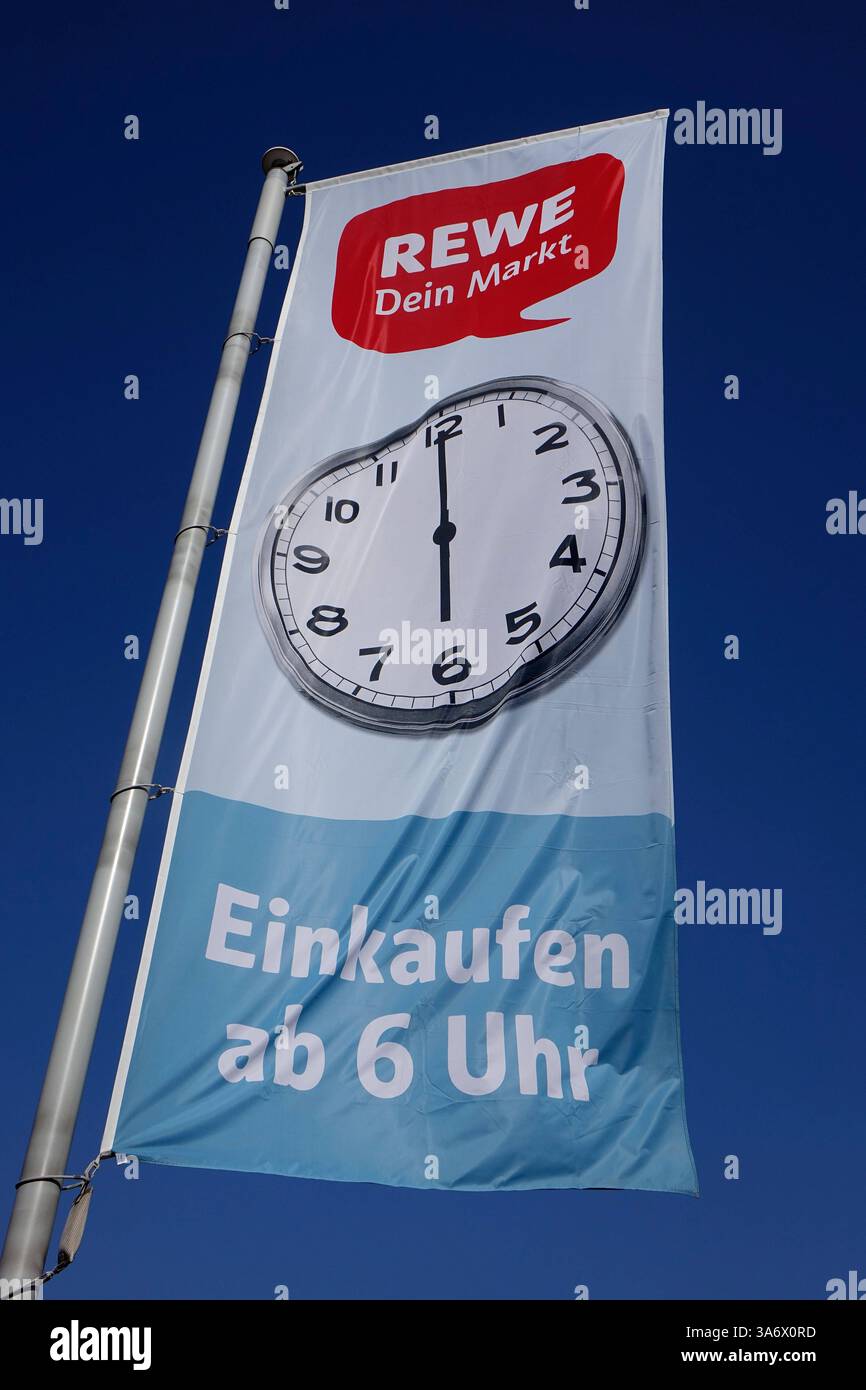 Fahne von Rewe Fahne von Rewe, 22.03.2025, Halle, Sachsen-Anhalt, eine Fahne steht vor einem Geschäft von Rewe. *** Flagge der Rewe, 22 03 2025, Halle, Sachsen-Anhalt, Eine Flagge steht vor einem Rewe-Geschäft Stockfoto