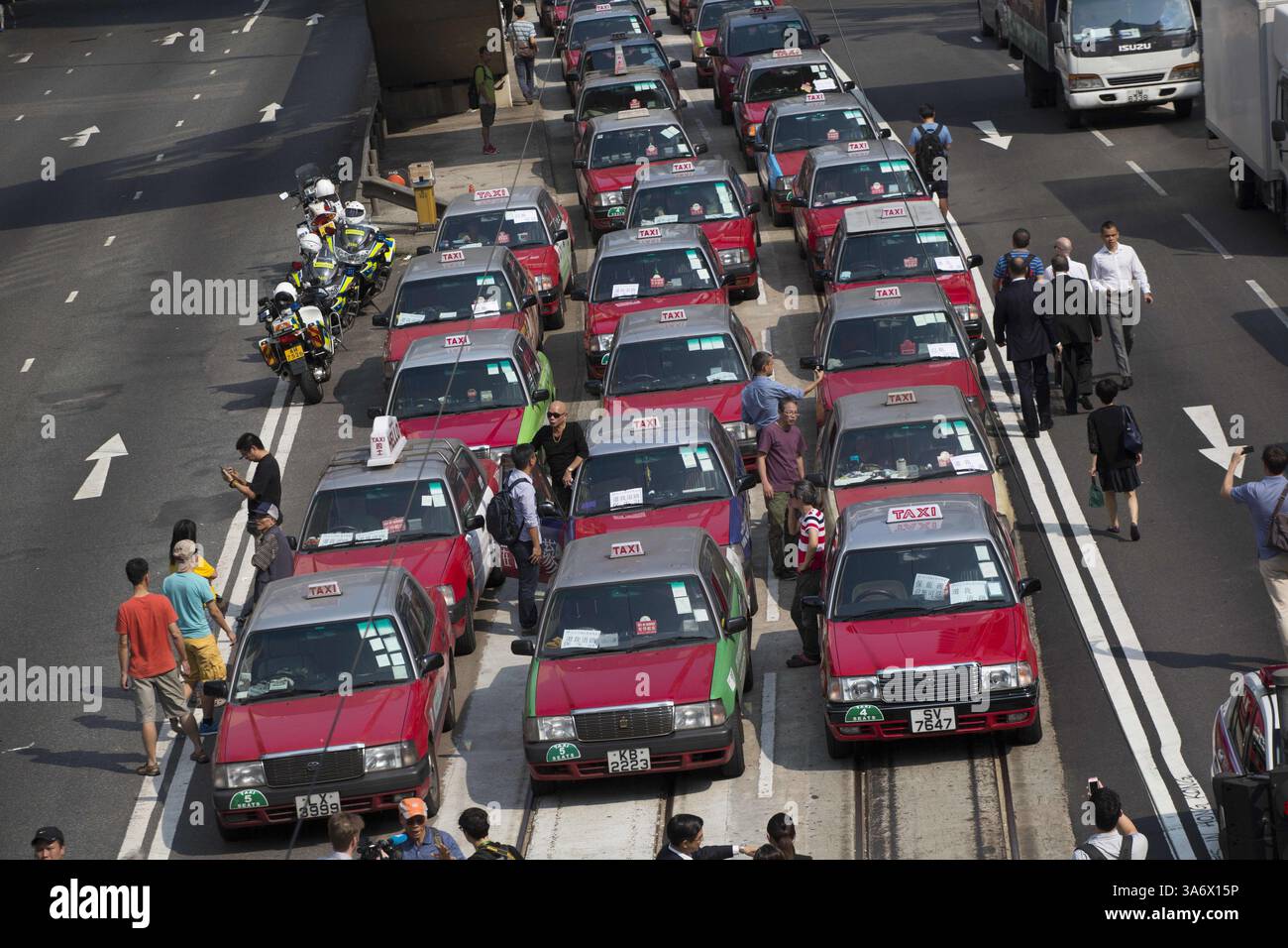 13. Oktober 2014 - Hongkong, China - einige Taxifahrer nehmen am 13. Oktober 2014 an einem Taxiprotest gegen pro-demokratische Demonstranten in der Admiralität Pro-Democracy Sit-in in Hongkong Teil.die Spannungen in Hongkong sind hoch, da die Polizisten nach 15 Tagen Besatzung begannen, einige Barrikaden zu entfernen. (Bild: © Raul Ariano/ZUMA Wire/ZUMAPRESS.com) Stockfoto