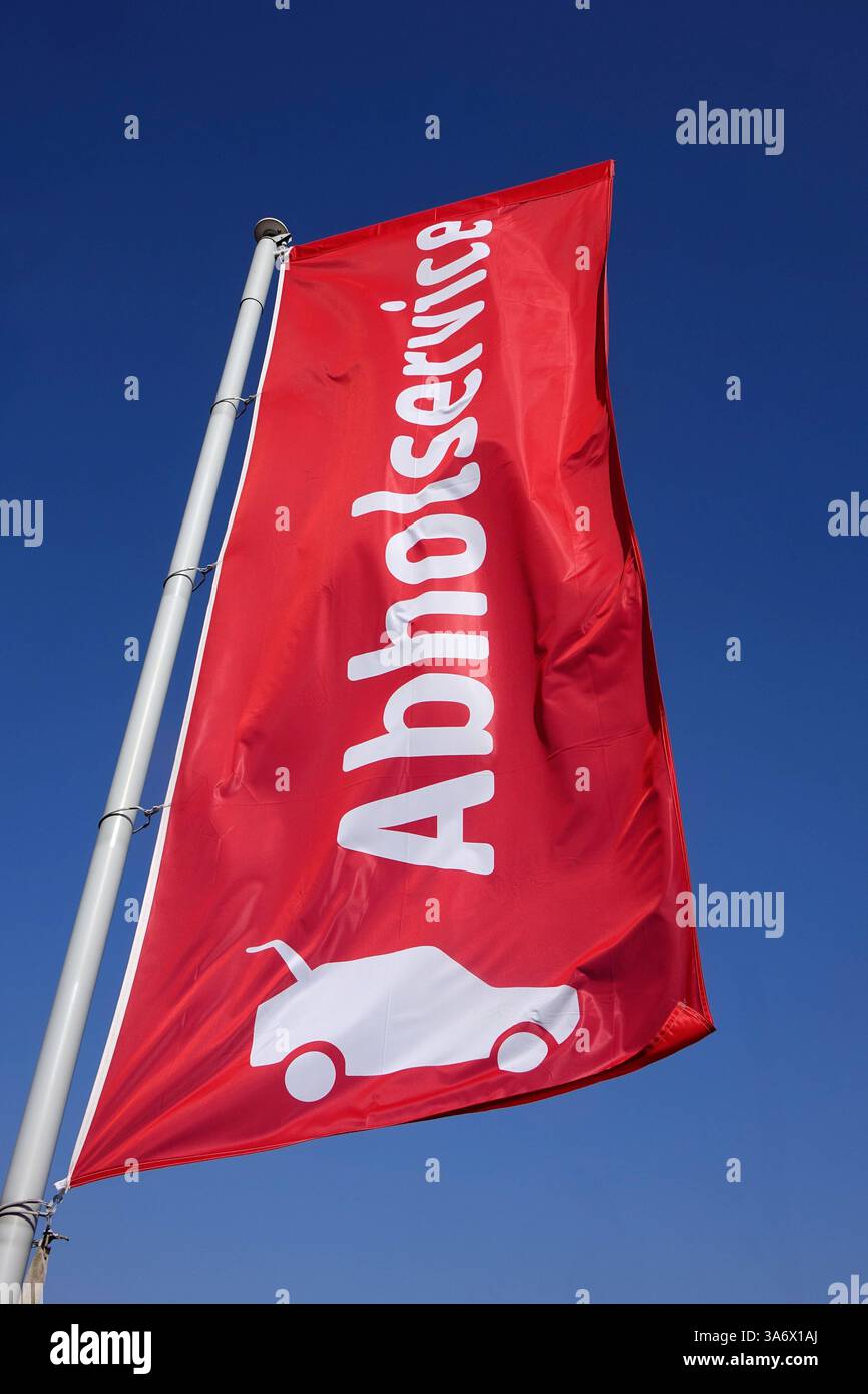 Fahne von Rewe Fahne von Rewe, 22.03.2025, Halle, Sachsen-Anhalt, eine Fahne steht vor einem Geschäft von Rewe. *** Flagge der Rewe, 22 03 2025, Halle, Sachsen-Anhalt, Eine Flagge steht vor einem Rewe-Geschäft Stockfoto