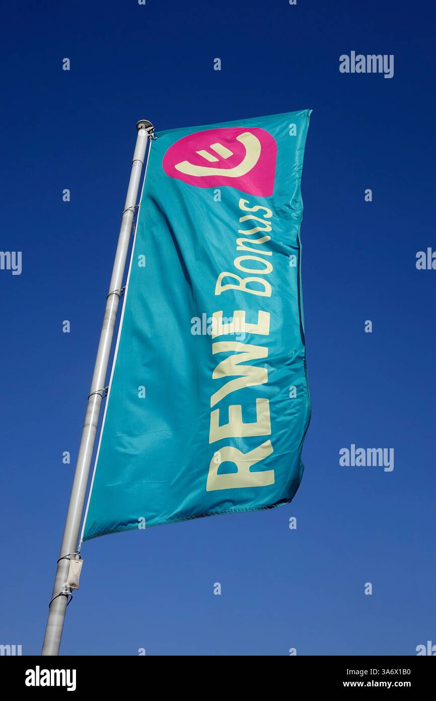 Fahne von Rewe Fahne von Rewe, 22.03.2025, Halle, Sachsen-Anhalt, eine Fahne steht vor einem Geschäft von Rewe. *** Flagge der Rewe, 22 03 2025, Halle, Sachsen-Anhalt, Eine Flagge steht vor einem Rewe-Geschäft Stockfoto