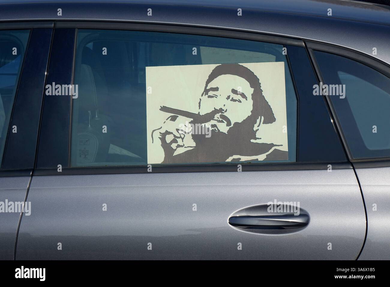 Auto mit Bild von Fidel Castro Auto mit Bild von Fidel Castro, 23.03.2025, Borkwalde, Brandenburg, in einem Auto befindet sich ein Bild von Fidel Castro. *** Auto mit Bild von Fidel Castro Auto mit Bild von Fidel Castro, 23 03 2025, Borkwalde, Brandenburg, in einem Auto ist ein Bild von Fidel Castro Stockfoto