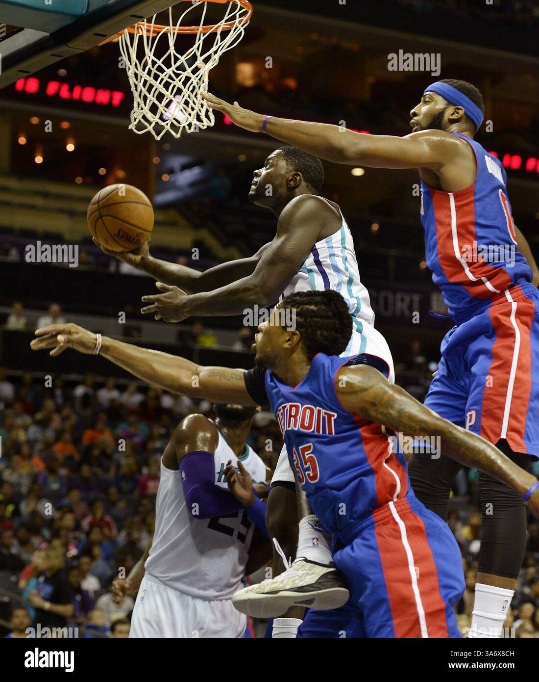 Oktober 2014 - Charlotte, North Carolina, USA - Charlotte Hornets' LANCE STEPHENSON (1)] fährt in der ersten Hälfte ihres Morgenspiels in der Time Warner Cable Arena im Rahmen des jährlichen Cool School Field Trips zum Korb zwischen Detroit Pistons' CARTIER MARTIN (35) und ANDRE DRUMMOND (0). Die Pistons schlugen die Hornissen 104-84. (Bild: © David T. Foster, III/Charlotte Observer/ZUMAPRESS.com) Stockfoto