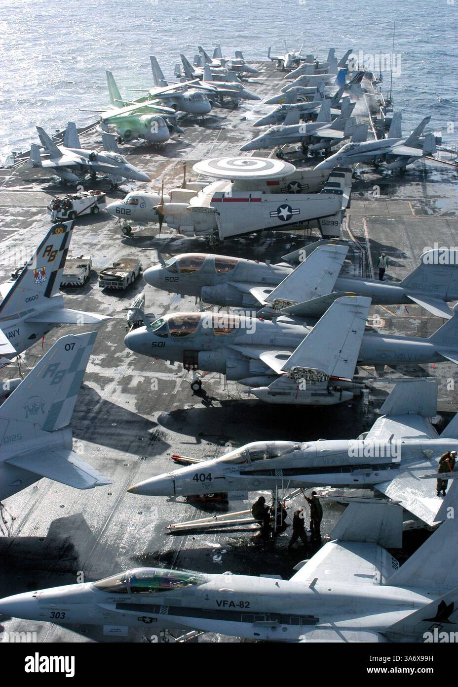 1. Juli 2004; Atlantik; der Carrier Air Wing One (CVW-1) zugeordnete Flugzeuge bedecken das Flugdeck des nuklearbetriebenen Flugzeugträgers USS Enterprise (CVN 65) während einer Auffüllung auf See mit dem Schnellkampfschiff USS Detroit (AOE 4). Enterprise ist einer von sieben Flugzeugträgern, die an Summer Pulse 2004 beteiligt sind. Summer Pulse 2004 ist der gleichzeitige Einsatz von sieben Flugzeugstreikgruppen (Aircraft Strike Groups, CSGs), die die Fähigkeit der Navy demonstrieren, glaubwürdige Kampfhandlungen auf der ganzen Welt in fünf Theatern mit anderen US-amerikanischen, alliierten und koalitionellen Streitkräften durchzuführen. Summer Pulse ist die erste der Navy Stockfoto
