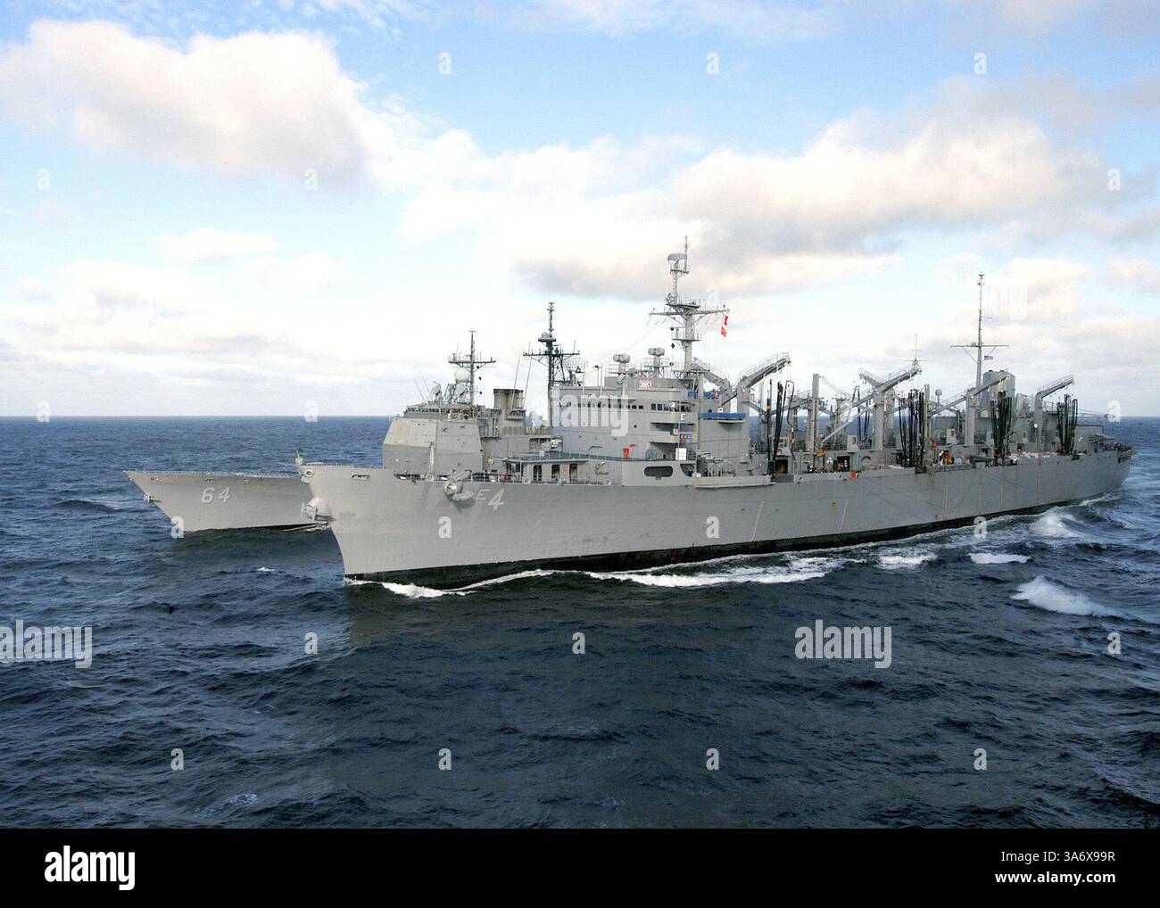 1. Juli 2004; Atlantik; der Lenkraketenkreuzer USS Gettysburg (CG 64) dampft während einer laufenden Auffüllung mit dem nuklearbetriebenen Flugzeugträger USS Enterprise (CVN 65) zusammen mit dem Schnellkampfschiff USS Detroit (AOE 4). Enterprise ist einer von sieben Flugzeugträgern, die an Summer Pulse 2004 beteiligt sind. Summer Pulse 2004 ist der gleichzeitige Einsatz von sieben Flugzeugstreikgruppen (Aircraft Strike Groups, CSGs), die die Fähigkeit der Navy demonstrieren, glaubwürdige Kampfhandlungen auf der ganzen Welt in fünf Theatern mit anderen US-amerikanischen, alliierten und koalitionellen Streitkräften durchzuführen. Summer Pulse ist die erste de der Navy Stockfoto