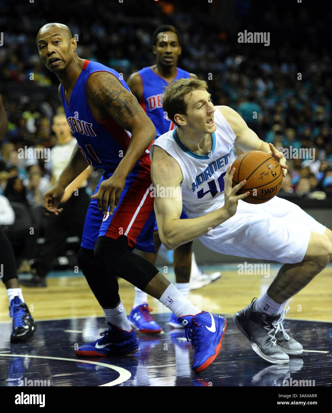 15. Oktober 2014 – Charlotte, NC, USA – Cody Zeller (40) von Charlotte Hornets () wird am Mittwoch, 15. Oktober 2014, in Charlotte, N.C. von Detroit Pistons Caron Butler (31) in der ersten Hälfte ihres Morgenspiels in der Time Warner Cable Arena im Rahmen des jährlichen Cool School Field Trips am Mittwoch, 15. Oktober 104, 84 in Charlotte, N.C. geschlagen. (Bild: © David T. Foster/TNS/ZUMA Wire) Stockfoto