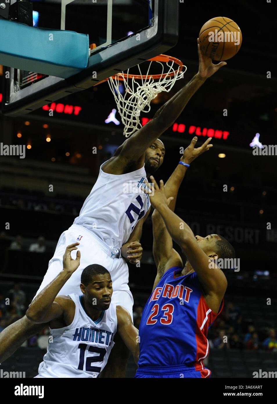 15. Oktober 2014 - Charlotte, NC, USA - Charlotte Hornets' Dallas Lauderdale (21) blockiert den Schuss von Josh Bostic (23) der Detroit Pistons, während des Vorsaisonspiels in der Time Warner Cable Arena, als Teil des jährlichen Cool School Field Trips am Mittwoch, 15. Oktober 2014 in Charlotte, N.C. die Pistons schlagen die Hornets 104-84. (Bild: © David T. Foster/TNS/ZUMA Wire) Stockfoto