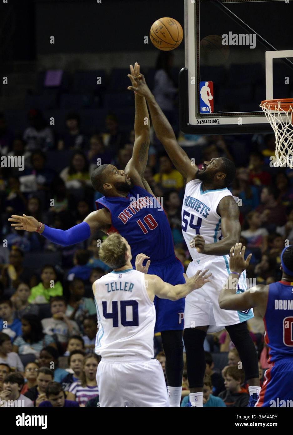 15. Oktober 2014 – Charlotte, NC, USA – Greg Monroe (10) der Detroit Pistons schießt 54 in der ersten Hälfte ihres Morgenspiels in der Time Warner Cable Arena im Rahmen des jährlichen Cool School Field Trips am Mittwoch, 15. Oktober 2014 in Charlotte, N.C. die Pistons schlagen die Hornets 104–84. (Bild: © David T. Foster/TNS/ZUMA Wire) Stockfoto