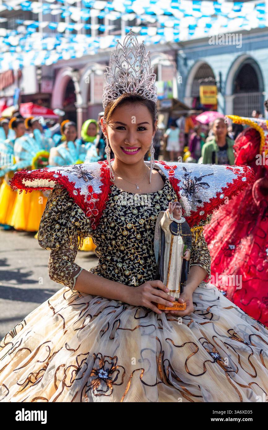 Bunte Straßentänzer in Kostümen während des Dinagyang Festivals in Iloilo, Philippinen, feiern Kultur, Hingabe und lokales Erbe Stockfoto
