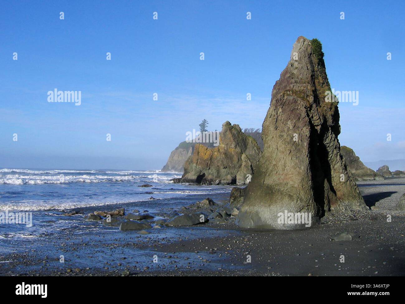 4. Dezember 2008 - am Rand des Ozeans am Ruby Beach auf der Westseite des Olympic National Park erheben sich Seestapel. Ein kurzer Spaziergang bergab führt zum Strand, den Stacks und Cedar Creek. Ein Winterausflug kann Besucher mit sonnigen Tagen begeistern oder mit der Kraft eines Sturms begeistern. Selbst im Schnee erweist sich der Regenwald als eine spektakuläre Aussicht. (Jeffery P. Mayor/Tacoma News Tribune/MCT) (Kreditbild: © Jeffery P. Mayor/MCT/ZUMAPRESS.com) Stockfoto