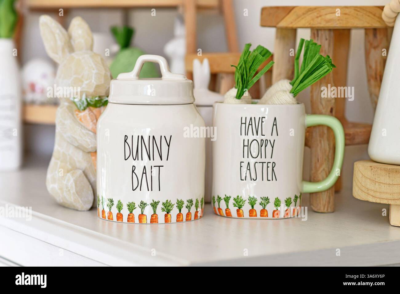Deutschland - März 2025: Süßes saisonales Osterdekor mit kleinem Kanister und Kanister mit Text „Bunny Bait“ und anderen Wohnaccessoires Stockfoto