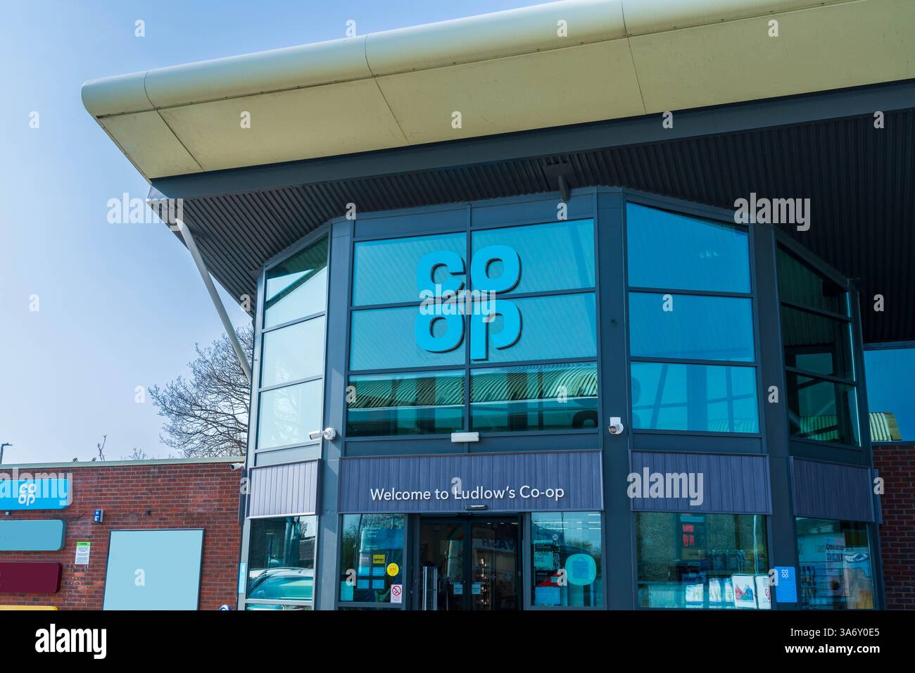 Ludlow, Shropshire, Vereinigtes Königreich - 24. März 2025: Fassade der britischen Einzelhandelsgesellschaft Co-op, einer lokalen Genossenschaftsgesellschaft Stockfoto