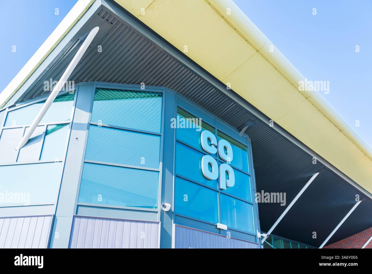 Ludlow, Shropshire, Vereinigtes Königreich - 24. März 2025: Fassade der britischen Einzelhandelsgesellschaft Co-op, einer lokalen Genossenschaftsgesellschaft Stockfoto