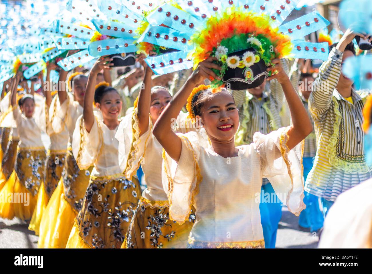 Bunte Straßentänzer in Kostümen während des Dinagyang Festivals in Iloilo, Philippinen, feiern Kultur, Hingabe und lokales Erbe Stockfoto