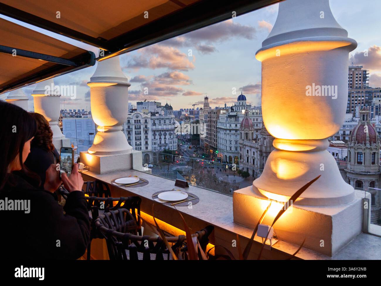 Genießen Sie einen Drink auf einer Terrasse, Blick vom Dach des Atenea Sky bei Sonnenuntergang, Plaza del Ayuntamiento, Valencia, Comunidad Valenciana, Spanien, Europa Stockfoto