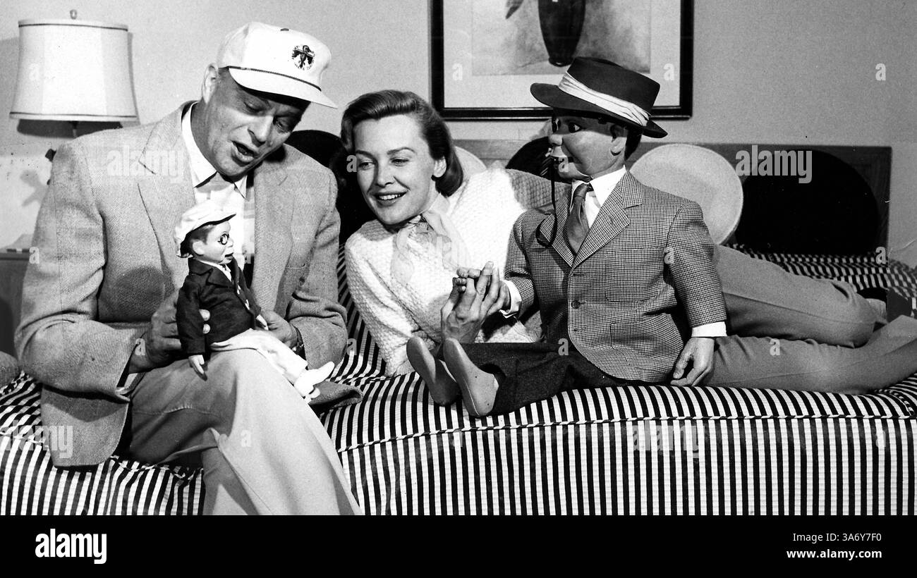 5. Oktober 2006 - FRANCESBERGENRETRO... FRANCES BERGEN & EHEMANN EDGAR BERGEN SPIELEN MIT CHARLIE MC CARTHY PUPPEN- UND EINE KLEINE NACHBILDUNG DES CHARLIE. .. SMP (Kredit-Bild: © Globe Photos/ZUMAPRESS.com) Stockfoto