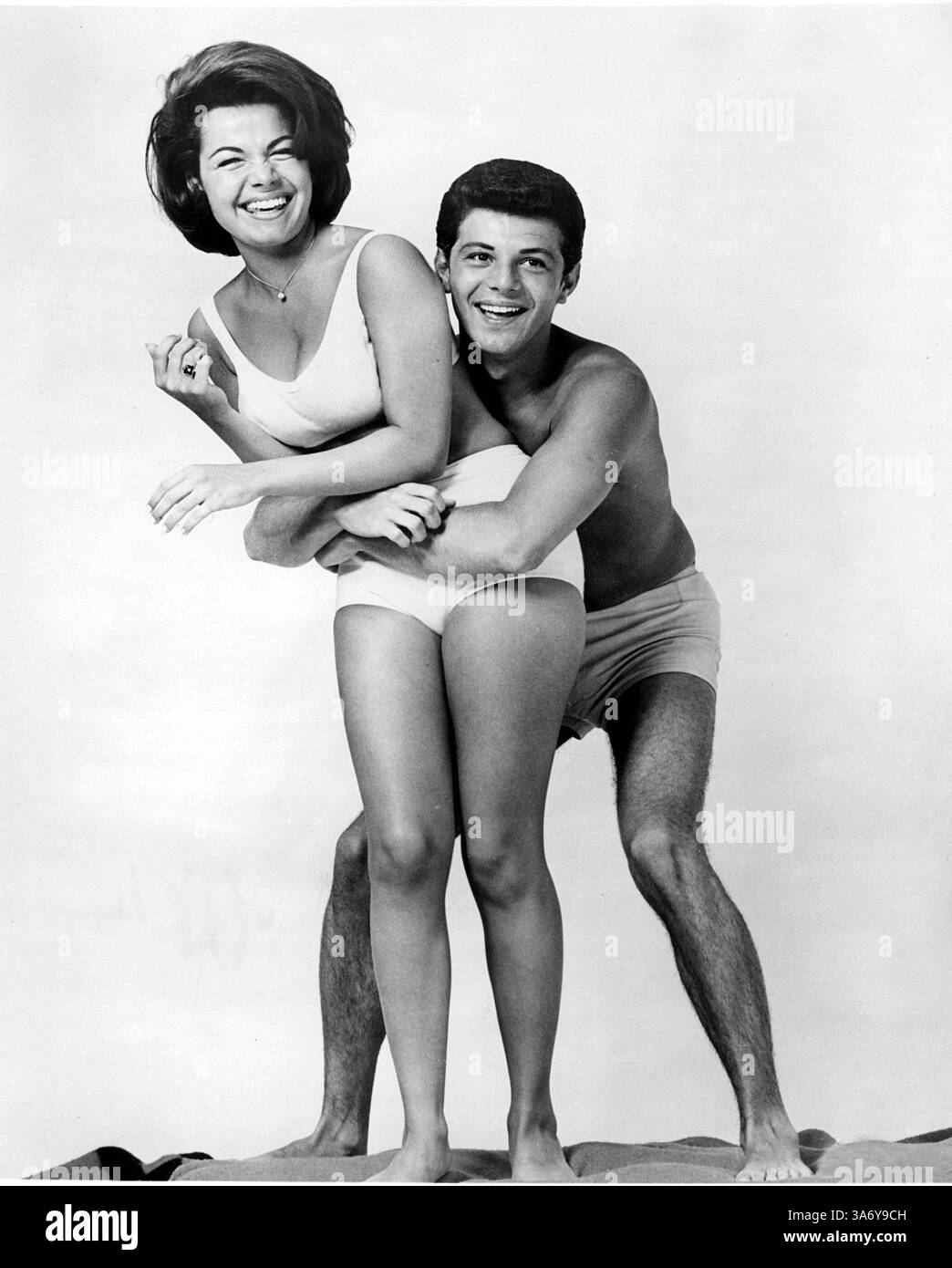 DATEIFOTO - ANNETTE FUNICELLO, ein Mitglied des Mickey Mouse Club und Ikone, die in einer Reihe von „Beach“-Filmen der 60er Jahre spielte, starb am 8. April 2013 im Alter von 70 Jahren. Funicello wurde 1987 mit Multipler Sklerose diagnostiziert und wurde ein Befürworter für die Behandlung der Krankheit. Foto: Undatiertes Werbefoto von ANNETTE FUNICELLO und FRANKIE AVALON. (Kreditbild: © SMP/Globe Photos/ZUMAPRESS.com) Stockfoto
