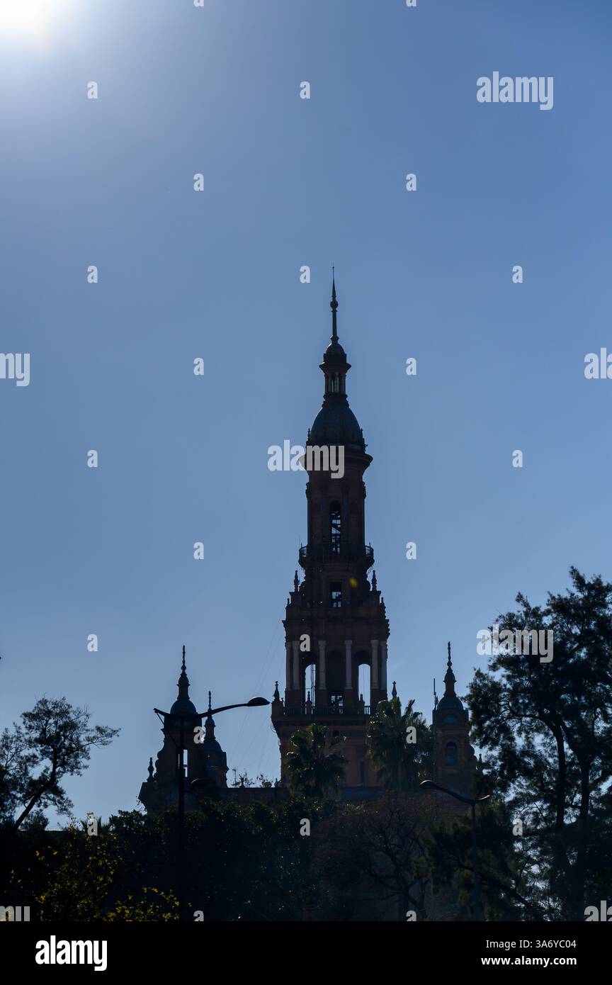 Blick von hinten auf einen der Türme auf der Plaza de Espana, Silhouette am Himmel. Stockfoto