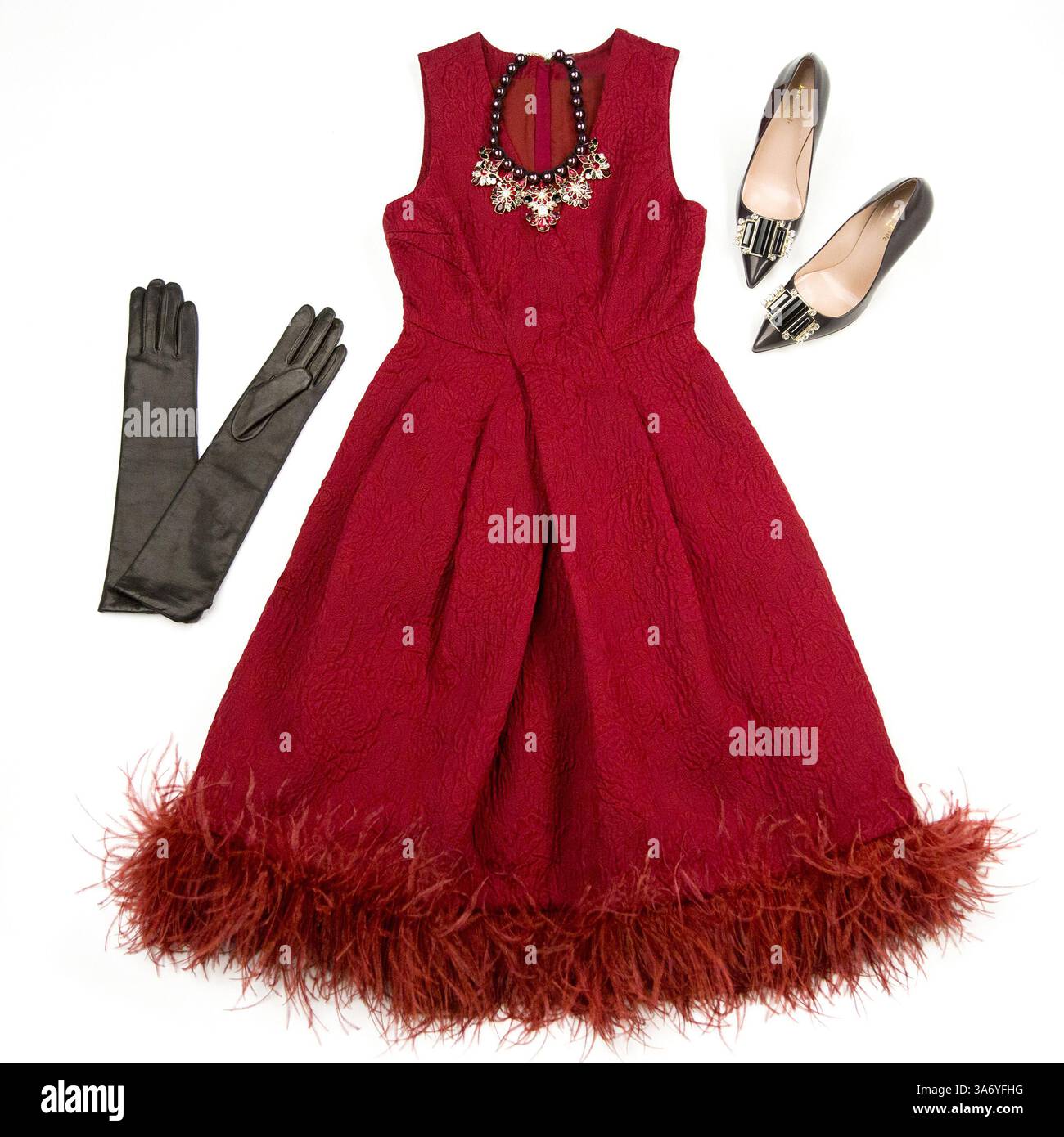 November 2014 - Minneapolis, MN, USA - formell, schwarze Krawatte, Kleid zum beeindrucken: der Anlass verlangt nach Ihrem glamourösesten Kleid (lang oder kurz) und beeindruckendsten Schmuck (denken Sie groß). Geben Sie die Einladung nicht weiter, denn Sie haben nichts zu tragen. Sparen Sie Geld, indem Sie einen Kleiderverleih wie Rent the Runway nutzen. Tracy Reese Kleid (75 $ Vermietung, 428 $ Einzelhandel), Miete die Laufsteg; Kate Spade Schuhe (398 $); Lederhandschuhe (175 $), Pumpz and Co.; Halskette (24,95 $), H&M (Bild: © Brian Mark Peterson/TNS/ZUMA Wire) Stockfoto